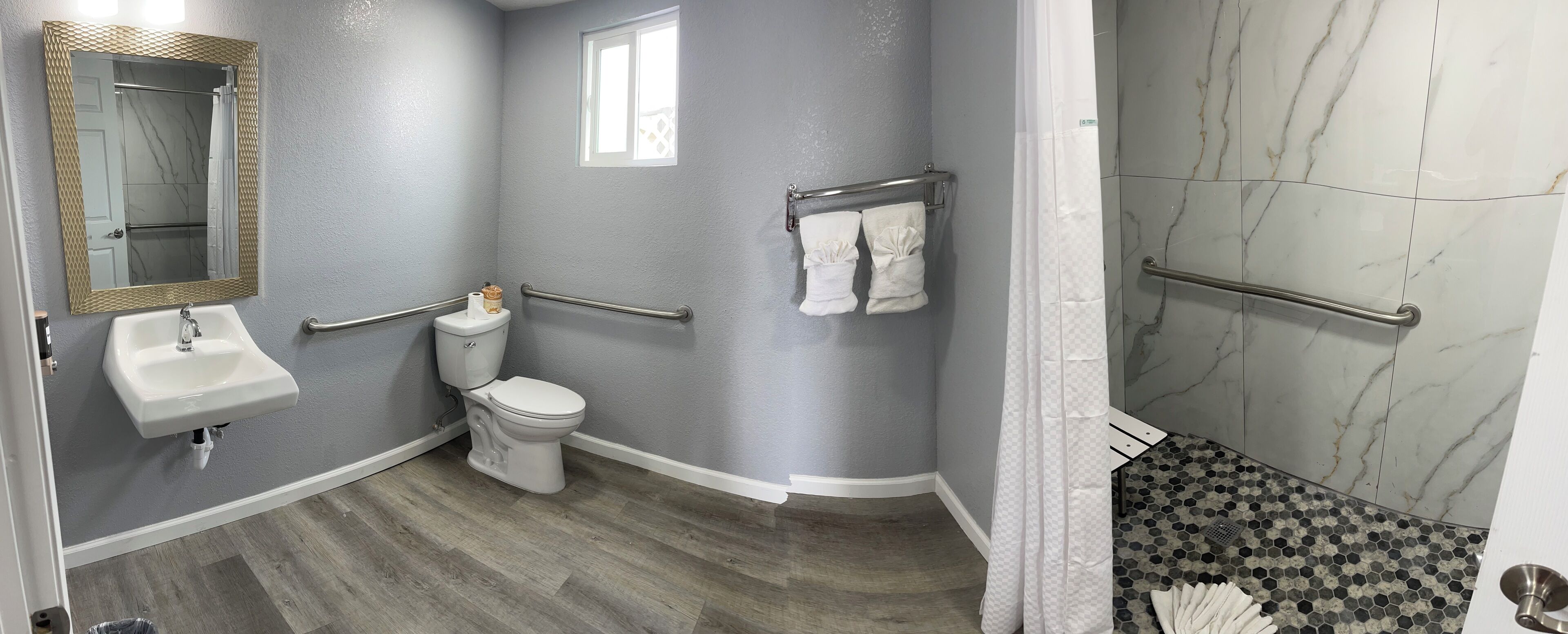 Un baño con lavabo, inodoro y zona de ducha.