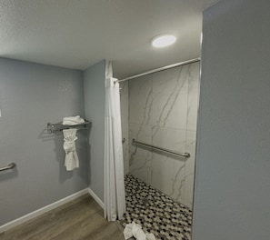 Douche, articles de toilette gratuits, sèche-cheveux