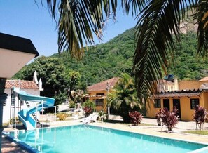 2 piscines extérieures