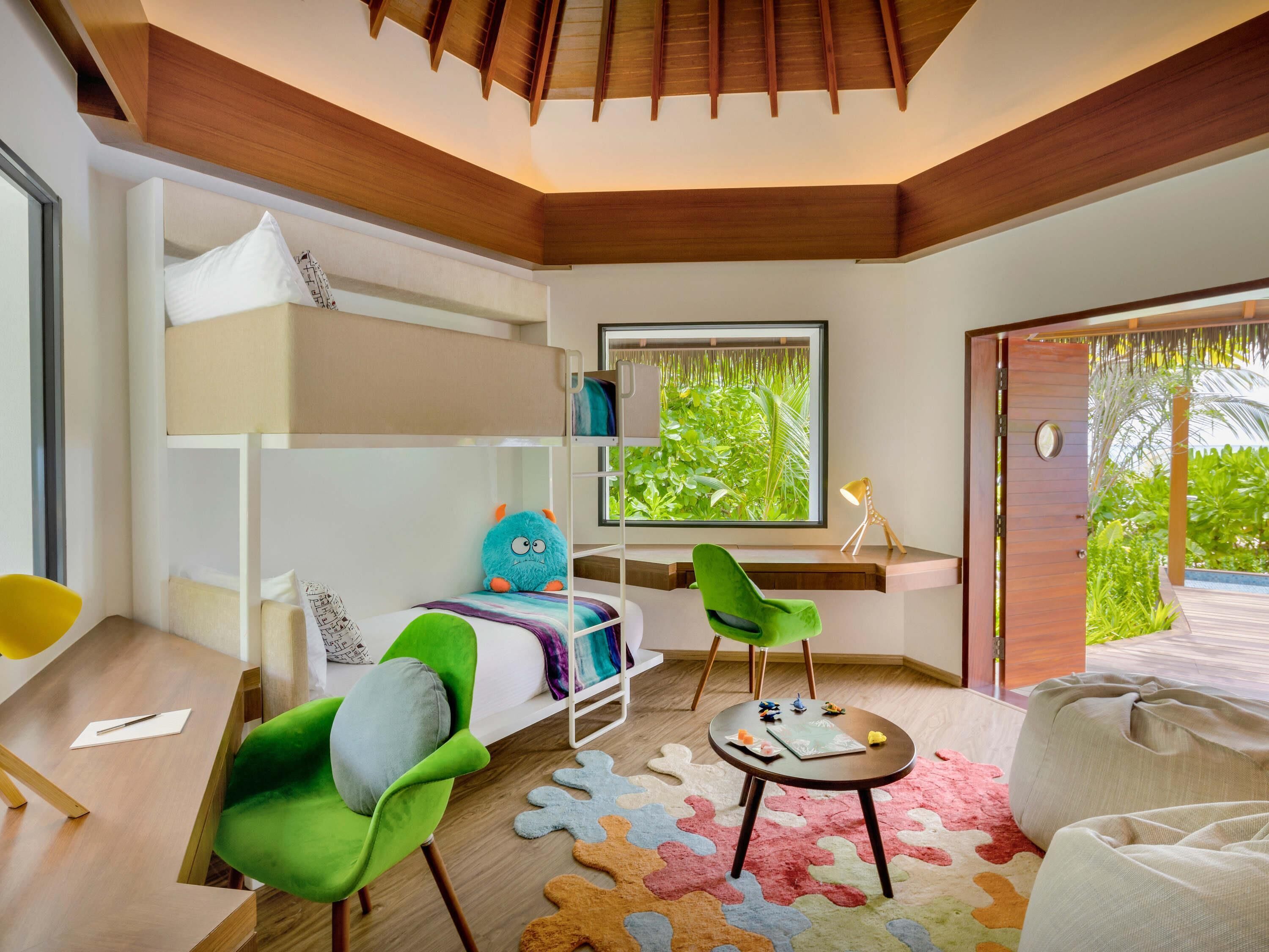 Bộ đồ giường cao cấp, minibar, két bảo mật tại phòng, bàn 