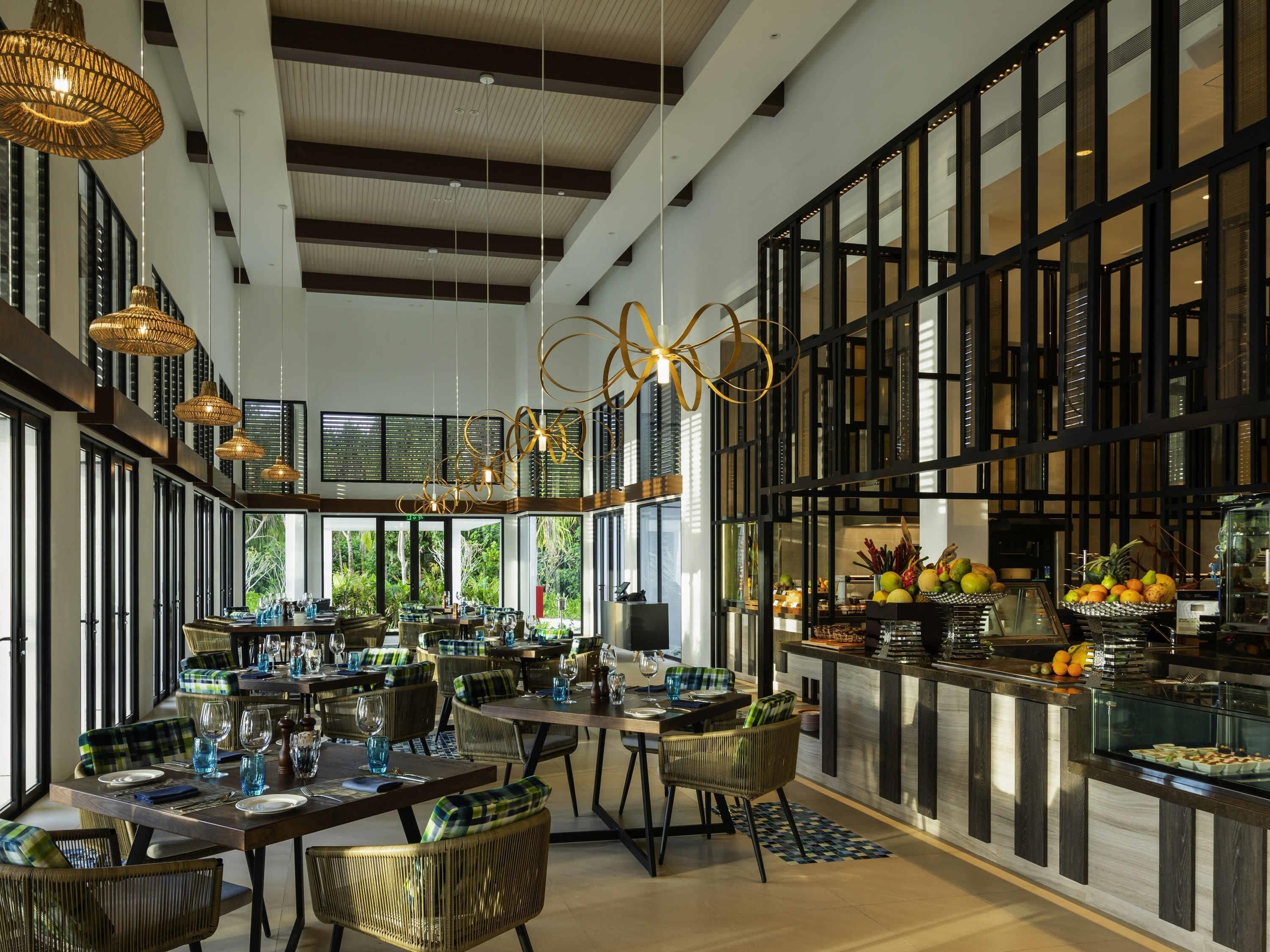 3 か所のレストラン、朝食、ランチ、ディナーに営業 (ベジタリアン料理)