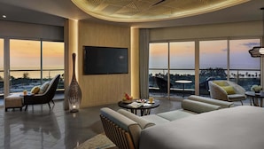 Une chambre d’hôtel moderne dotée d’un grand lit, d’un coin salon et d’une télévision.