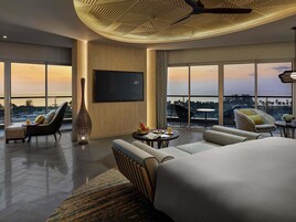 Suite, Executive Privilege Pass, 1 King Size Bed, Ocean View | 防过敏的被褥、迷你吧、客房内保险箱、遮光窗帘