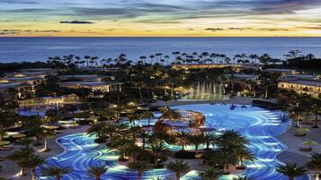 Una piscina al aire libre (de 06:30 a 20:00), sombrillas, tumbonas
