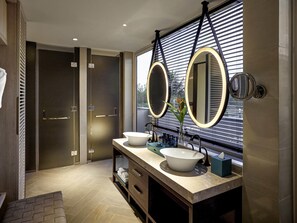 Cabana, Executive Privilege Pass, 1 King Size Bed, Pool Access | 防过敏的被褥、迷你吧、客房内保险箱、遮光窗帘