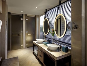 Ein modernes Badezimmer mit zwei Waschbecken, einem großen Spiegel und einem Handtuchhalter.