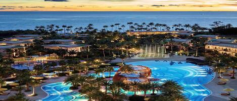 Utomhuspool, öppet 06.30 till 20.00, parasoller och solstolar