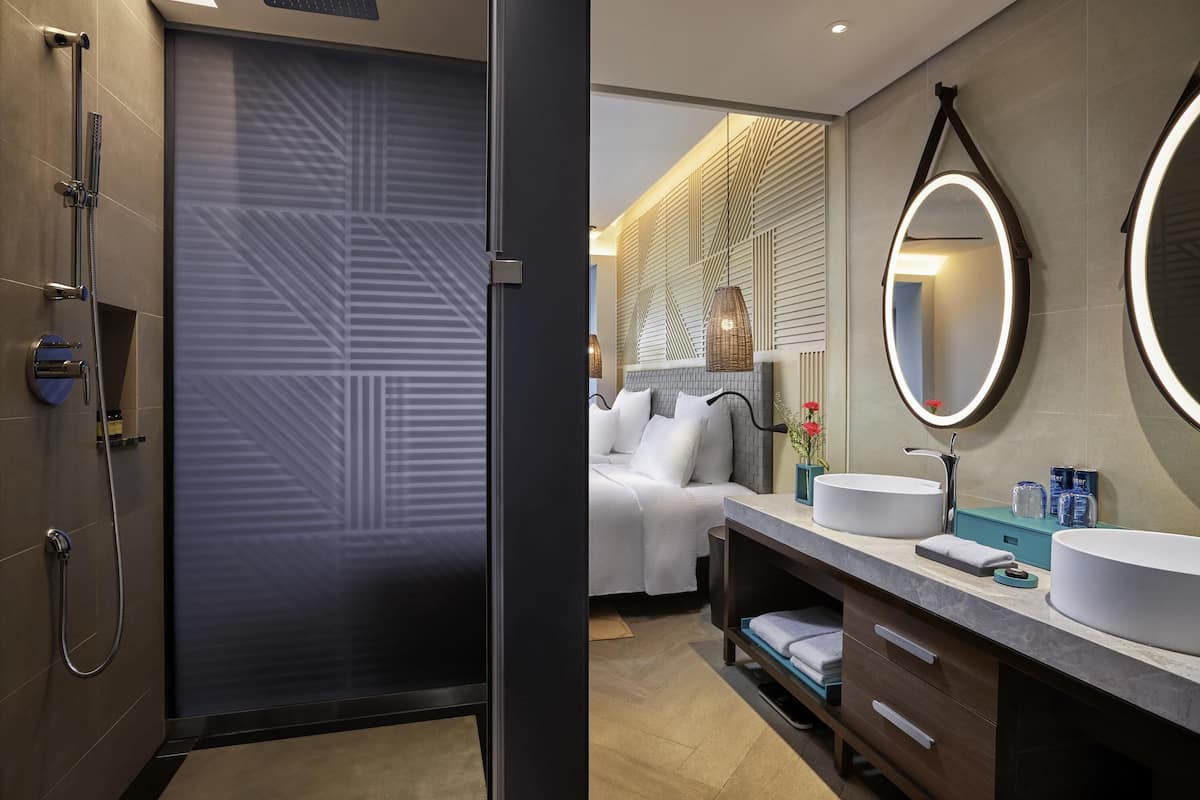 1 bedroom, hypo-allergenic bedding, minibar, in-room safe