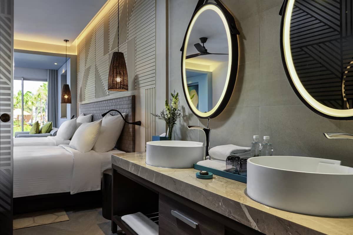 Hypo-allergenic bedding, minibar, in-room safe, blackout curtains