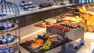 Café da manhã com buffet todos os dias (VND 800000 por pessoa)