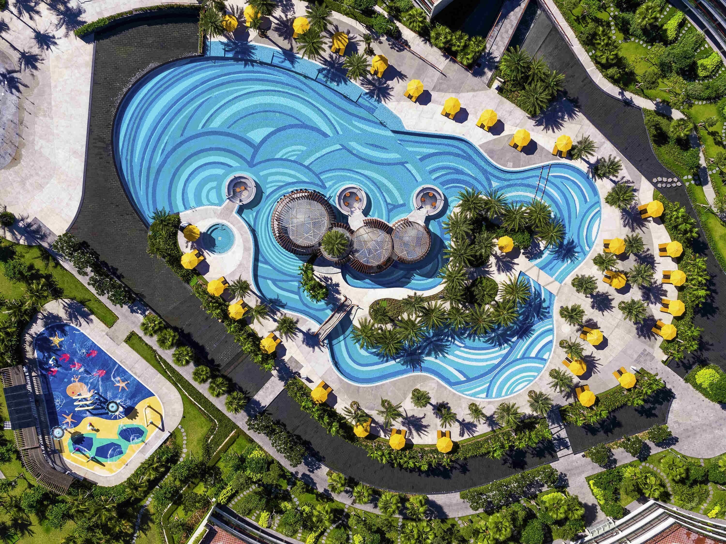 Ulkouima-allas avoinna 6.30–20.00, aurinkovarjoja, aurinkotuoleja