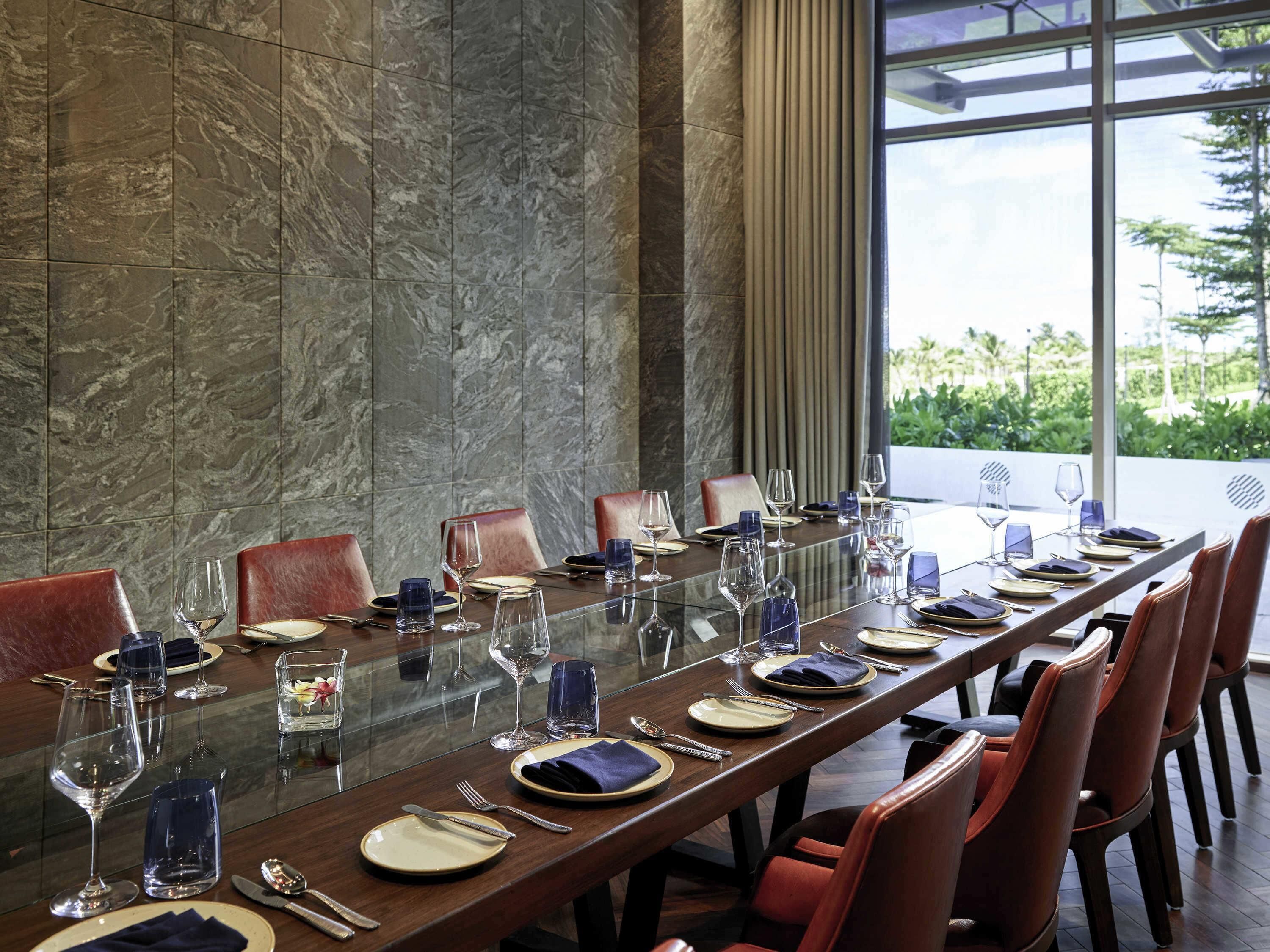 3 restaurants, breakfast, lunch, dinner served; international cuisine