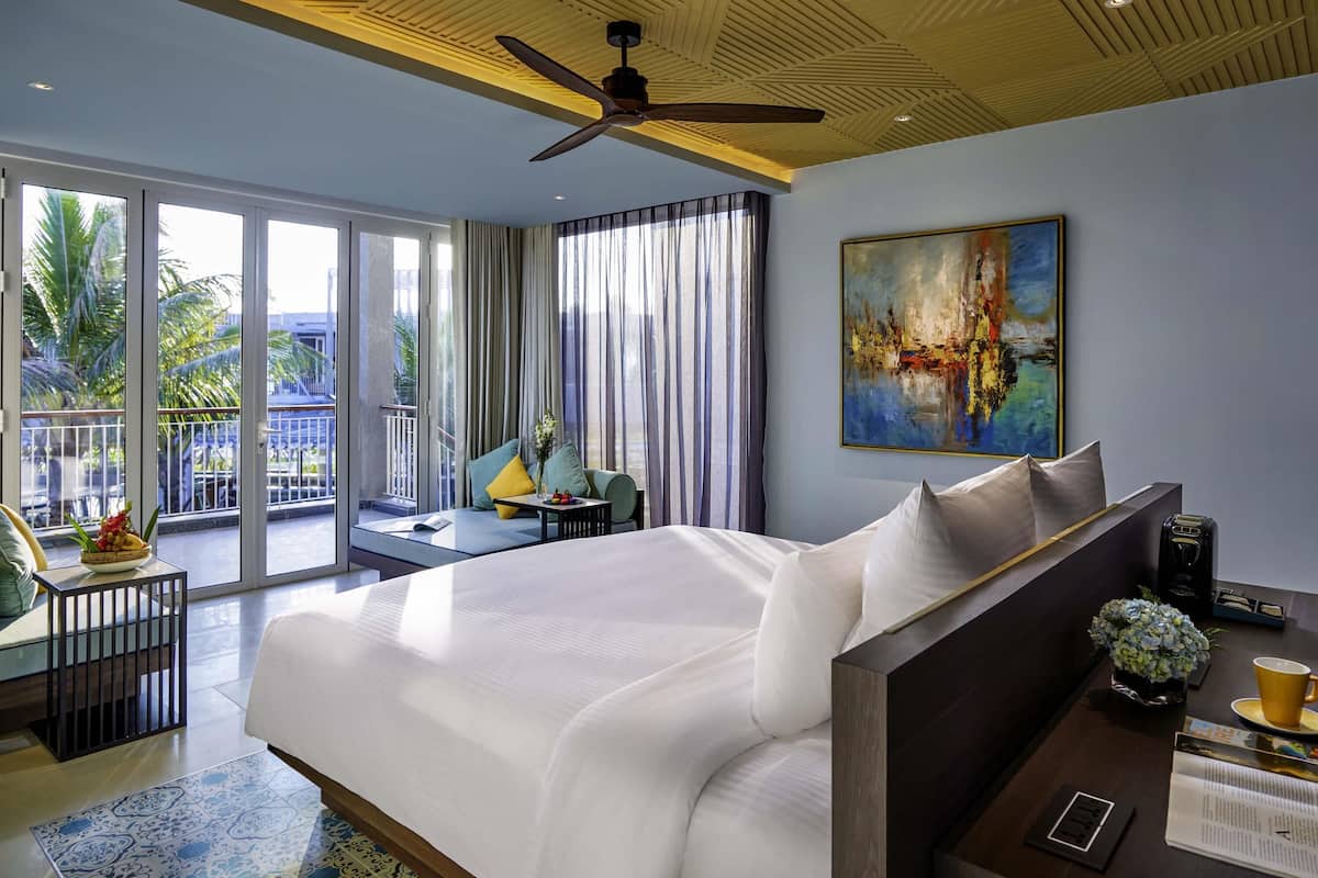 1 bedroom, hypo-allergenic bedding, minibar, in-room safe