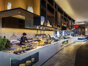 3 restaurants, breakfast, lunch, dinner served; international cuisine