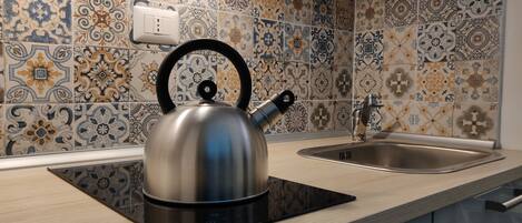 Kühlschrank, Mikrowelle, Herdplatte, Wasserkocher mit Kaffee-/Teezubehör