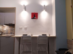 冷蔵庫、電子レンジ、コンロ、コーヒー / ティーメーカー