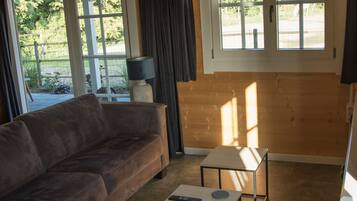 Een smart-tv en boeken