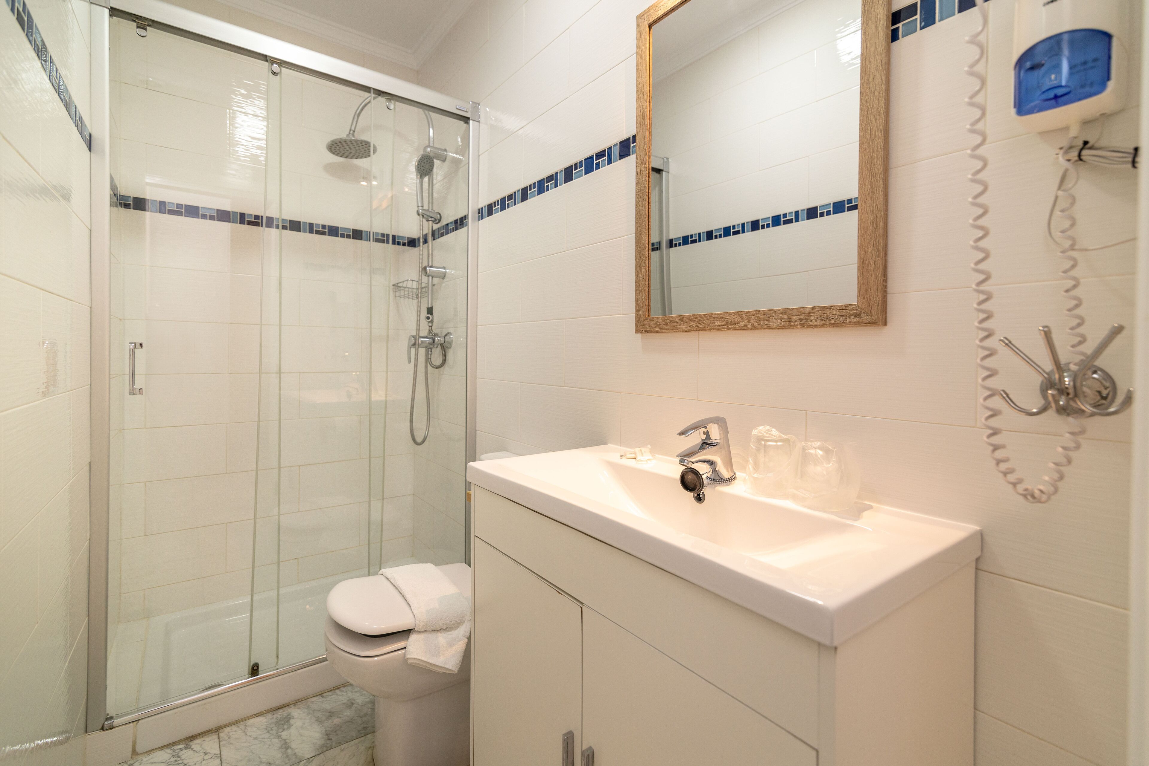 Monolocale | Bagno | Doccia, asciugacapelli, asciugamani, sapone