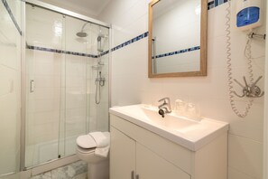 Studio | Bathroom | Shower, hair dryer, towels, soap - Casa Patio del Panadero (Cádiz)
