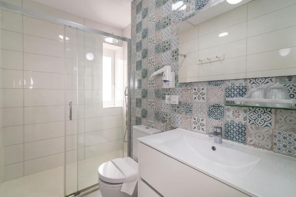 Un baño con ducha, inodoro y lavamanos.