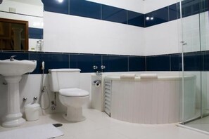 Shower, towels - Ibéricas Praia Hotel (Praia Grande)
