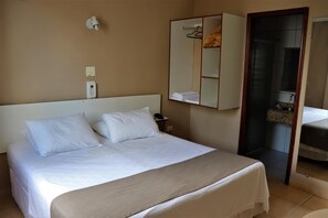 Minibar, desk, bed sheets - Ibéricas Praia Hotel (Praia Grande)