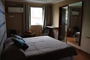 Minibar, desk, bed sheets - Ibéricas Praia Hotel (Praia Grande)