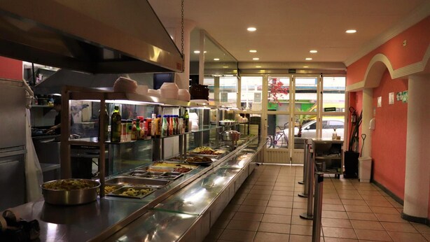 Ein reichhaltiges Buffet mit verschiedenen Speisen und Beilagen.