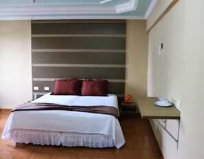 Frigobar, escrivaninha, roupa de cama