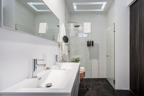 Shower, rainfall showerhead, designer toiletries, hair dryer - Illumé Urban Living - Apartments in the heart of Roma Norte (Mexico City)