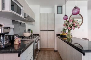 Microwave, oven, toaster, blender - Illumé Urban Living - Apartments in the heart of Roma Norte (Mexico City)