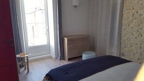 3 bedrooms, iron/ironing board, WiFi, bed sheets - Village house with its courtyard and pond in St-Rémy-de-Provence (Saint-Rémy-De-Provence)