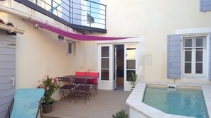 Outdoor dining - Village house with its courtyard and pond in St-Rémy-de-Provence (Saint-Rémy-De-Provence)