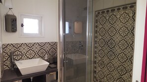 Douche, sèche-cheveux, serviettes fournies
