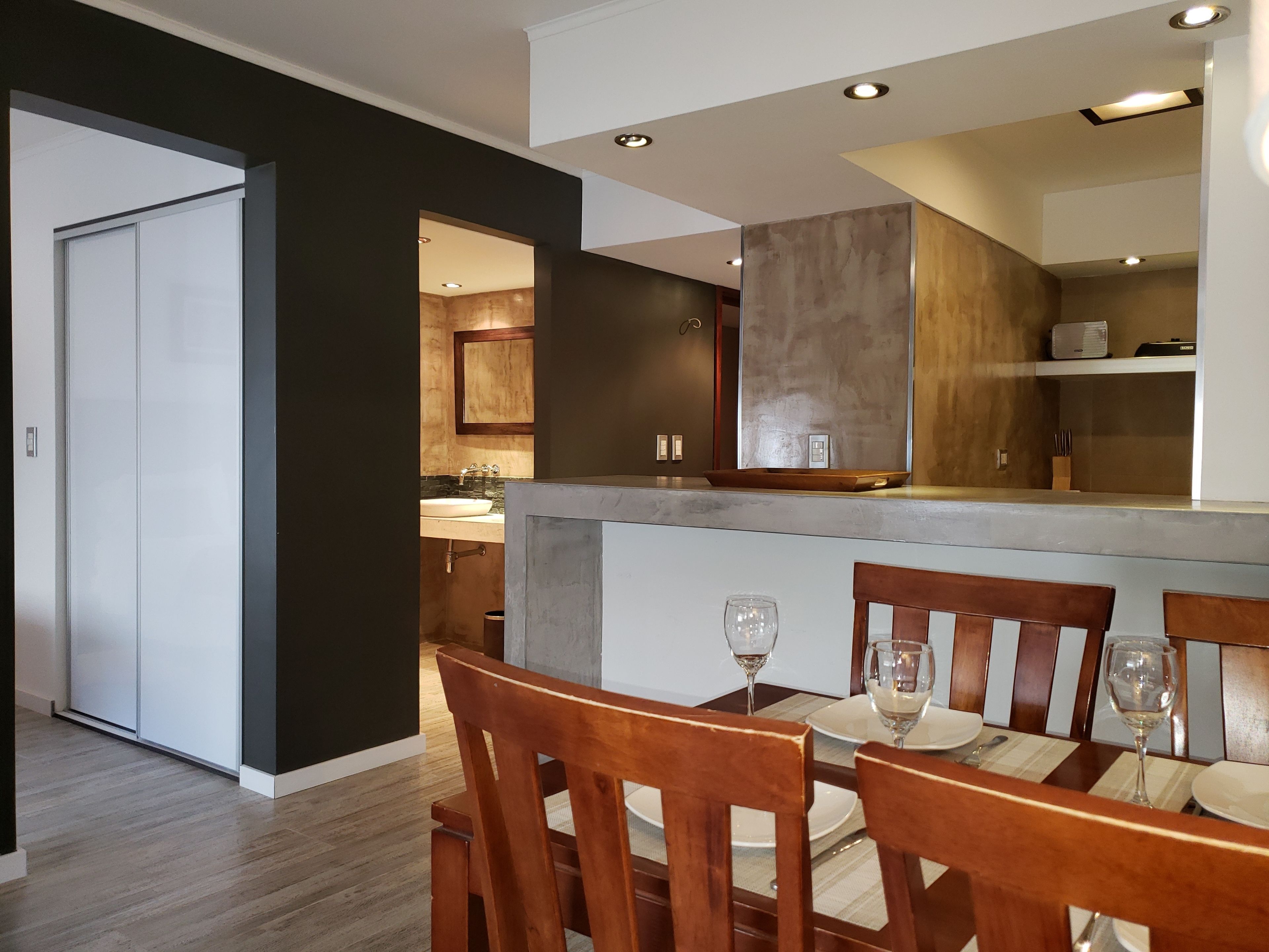 Großer Kühlschrank, Mikrowelle, Herdplatte, Toaster