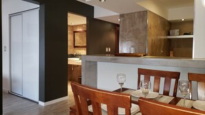 Una cucina moderna con zona pranzo.