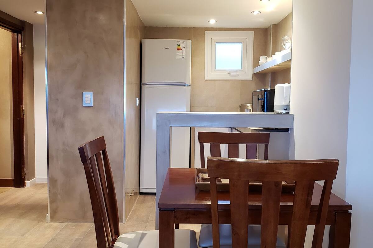 Frigorífico grande, microondas, placa de cocina y tostadora