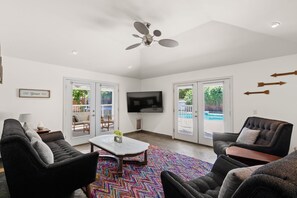 TV, tavolo da ping pong, libri