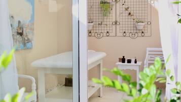 Salas de tratamiento para parejas, un sauna, una bañera de hidromasaje