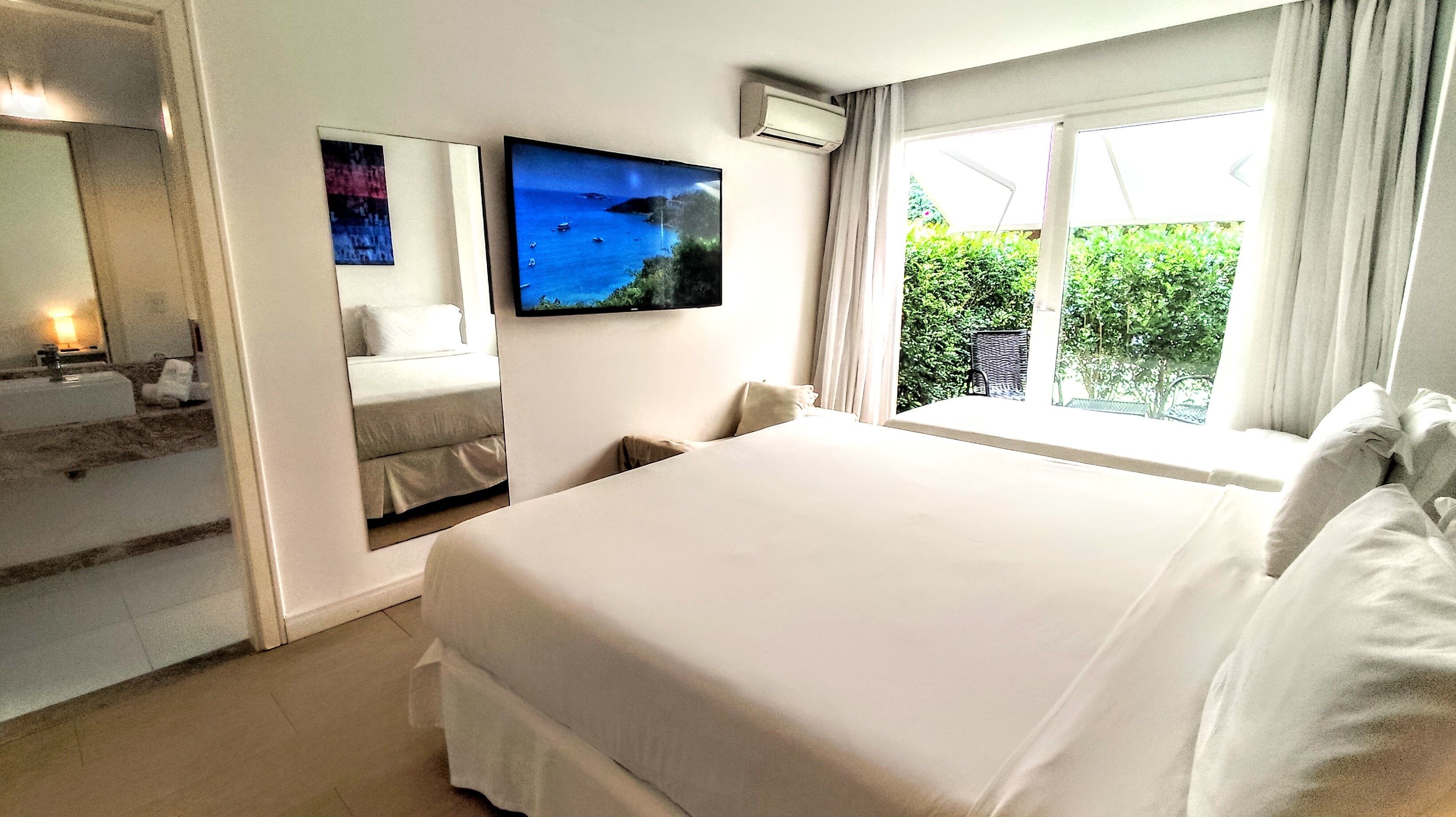 deluxe triple room | 1 bedroom, premium bedding, pillow-top beds, minibar