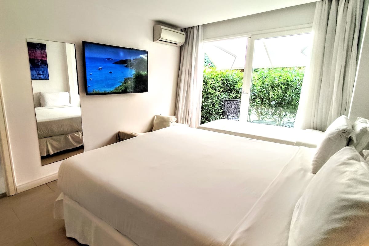 deluxe triple room | 1 bedroom, premium bedding, pillow-top beds, minibar