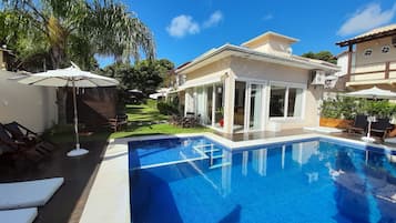 Piscine extérieure, chaises longues