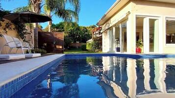 Piscine extérieure, chaises longues