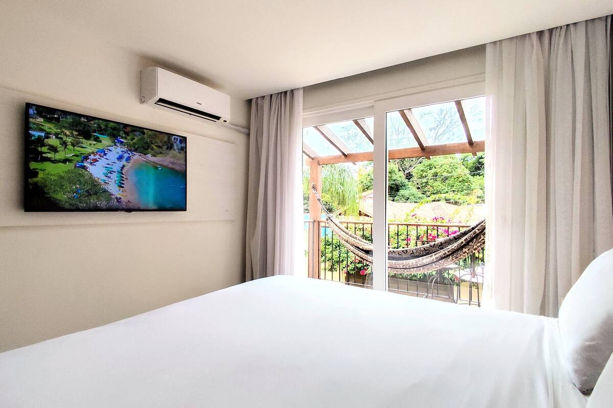 luxury room, balcony | 1 bedroom, premium bedding, pillow-top beds, minibar