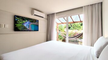 Quarto superluxo, sacada | Roupas de cama premium, camas com colchões pillow-top, frigobar