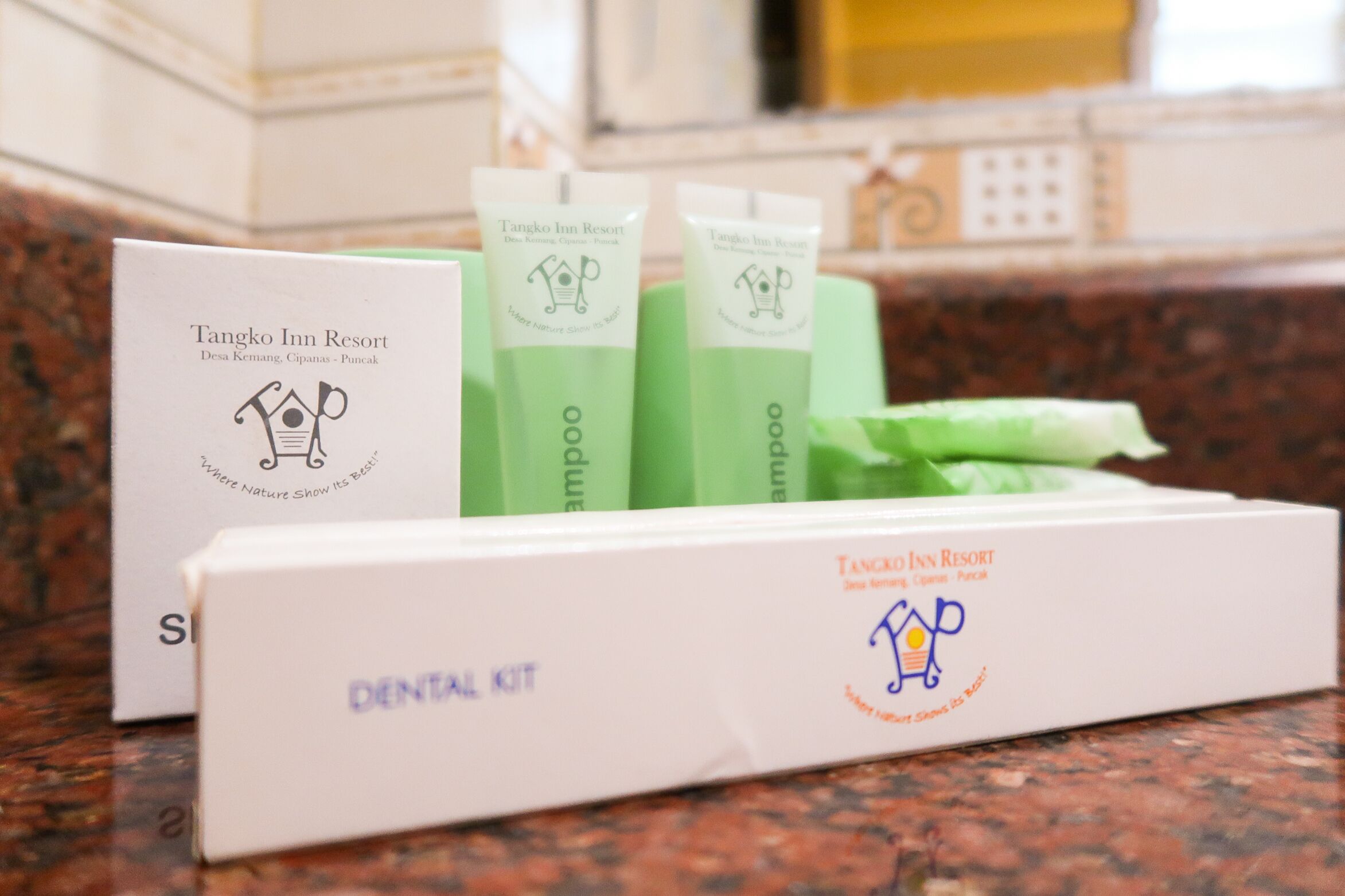 Une trousse de soins dentaires et des produits de soins capillaires de l’hôtel Tangko Inn Resort.