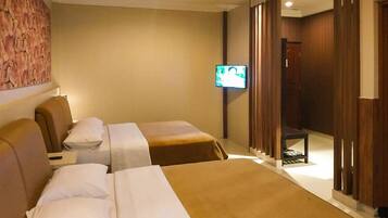 Superior Quadruple Room, 2 Queen Beds, Non Smoking, Garden View