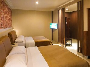 Habitación cuádruple superior, 2 camas de matrimonio, no fumadores, vistas al jardín | Escritorio, espacio para trabajar con un portátil, cortinas opacas