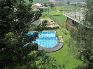 2 outdoor pools