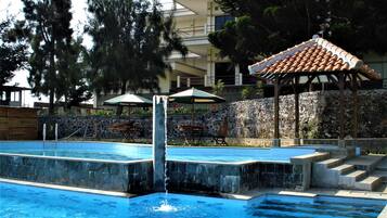 2 outdoor pools